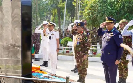 সামরিক কবরস্থানে স্বরাষ্ট্র উপদেষ্টা, তিন বাহিনী প্রধানের শ্রদ্ধা