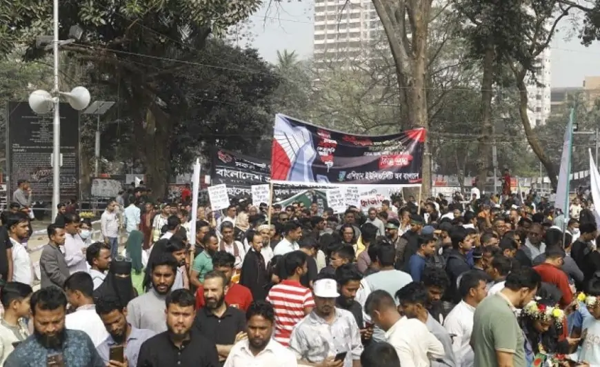 শহীদ মিনারে মানুষের ঢল