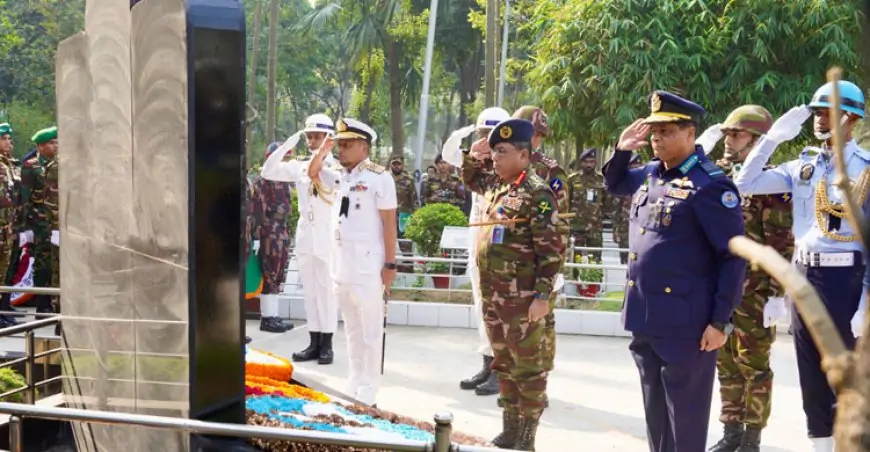 সামরিক কবরস্থানে স্বরাষ্ট্র উপদেষ্টা, তিন বাহিনী প্রধানের শ্রদ্ধা