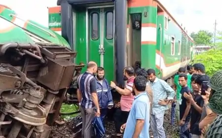 লালমনিরহাটে দুই ট্রেনের সংঘর্ষ, উল্টে গেছে বগি