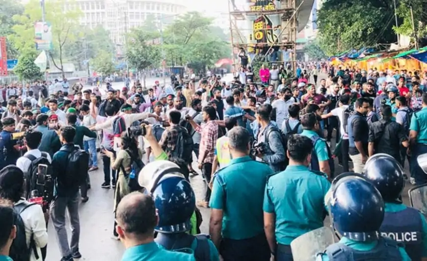 শাহবাগে অবরোধ, পুলিশের সঙ্গে আন্দোলনকারীদের ধাক্কাধাক্কি