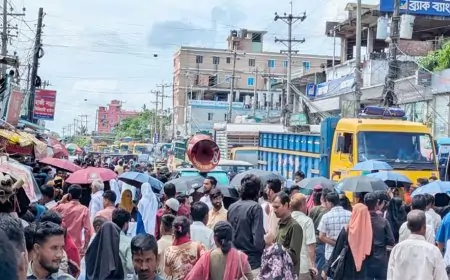 কক্সবাজার-টেকনাফ সড়ক অবরোধ চাকরি হারানো শিক্ষকদের, যানজটে ভোগান্তি