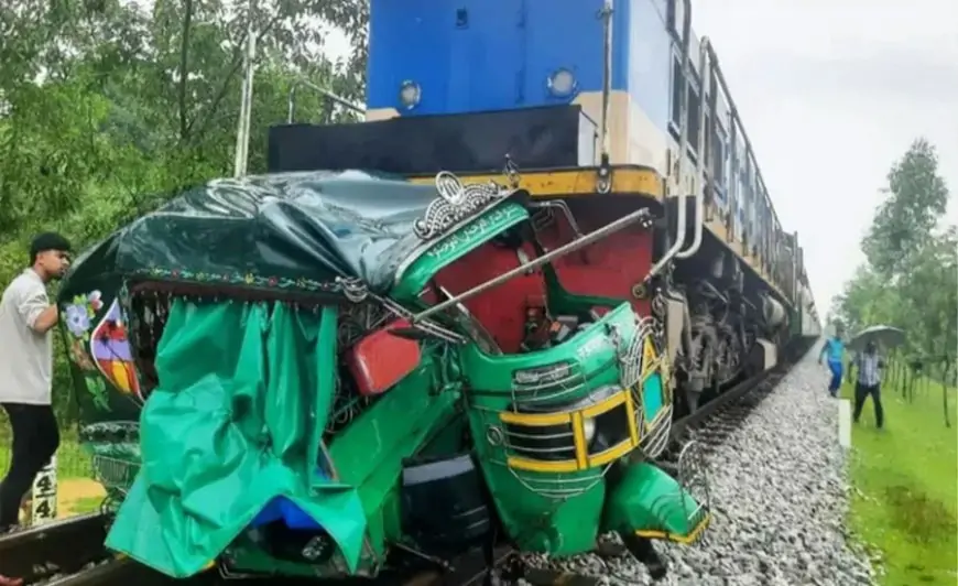 রামুতে ট্রেনের ধাক্কায় সিএনজির ৫ যাত্রী নিহত