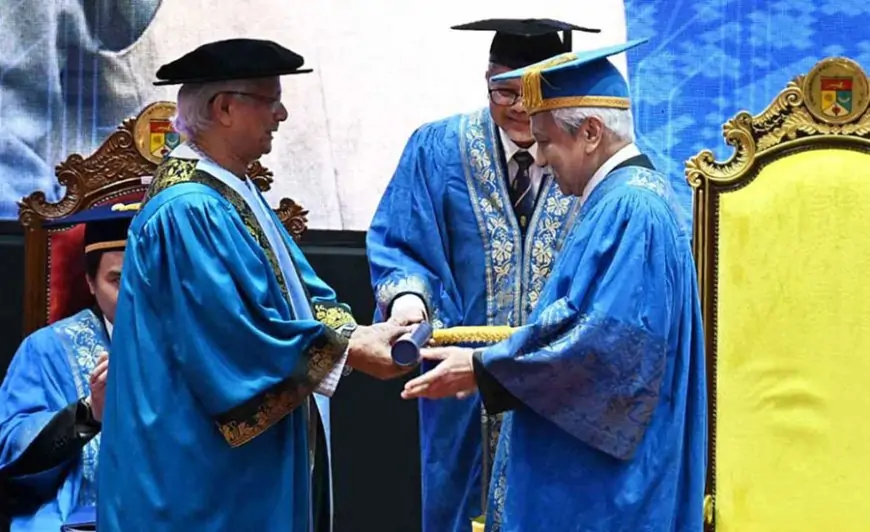 প্রধান উপদেষ্টাকে সম্মানসূচক ডক্টরেট ডিগ্রি দিলো ইউকেএম