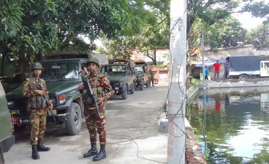 কোচিং সেন্টার থেকে অস্ত্র-বিস্ফোরক উদ্ধার, বাড়ি ঘিরে রেখেছে যৌথ বাহিনী