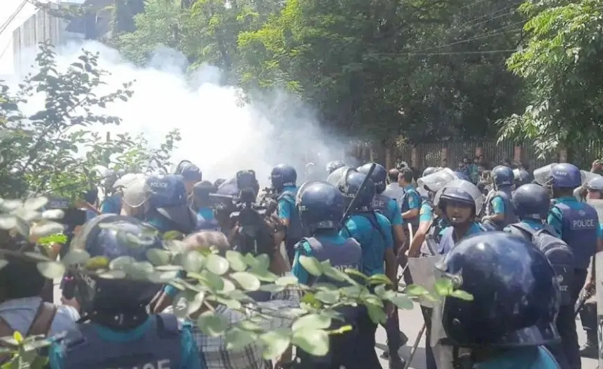 শিক্ষার্থীদের পুলিশের ধাওয়া, সাউন্ড গ্রেনেড নিক্ষেপ