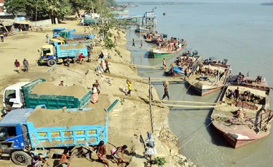 পুলিশের বাধায় শ্রমজীবীরা, বাধাহীন মাফিয়ারা