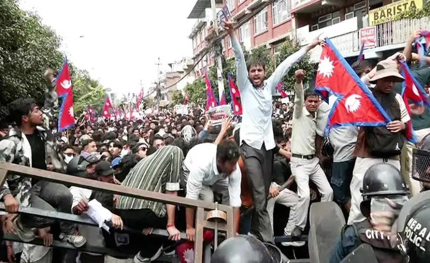 নেপাল বিক্ষোভের মুখে সোশ্যাল মিডিয়া খুলে দিল সরকার