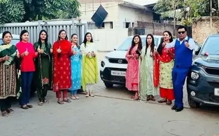 অর্ধশতাধিক কর্মীকে নতুন গাড়ি উপহার দিয়ে তাক লাগালেন বস