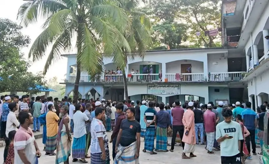 টুপি নিয়ে কথা-কাটাকাটি, ঘুমন্ত সহপাঠীকে গলা কেটে হত্যা