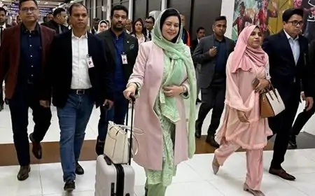 লন্ডনের পথে জুবাইদা রহমান