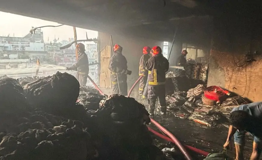 আরমানিটোলার হাজী টাওয়ারে আগুন, ১৭ জনকে অক্ষত অবস্থায় উদ্ধার