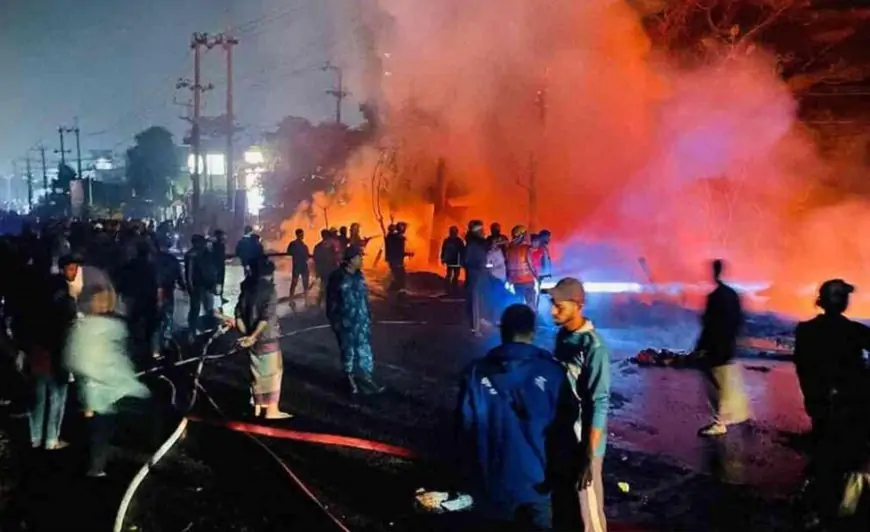 সীতাকুণ্ডে পুরাতন জাহাজের মালামালের মার্কেটে আগুন, কোটি টাকার ক্ষয়ক্ষতি