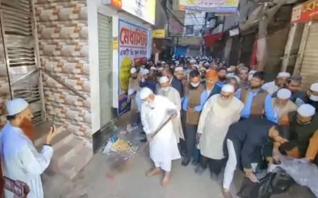 সাতসকালে ঝাড়ু হাতে রাস্তা পরিষ্কারে জামায়াত আমির