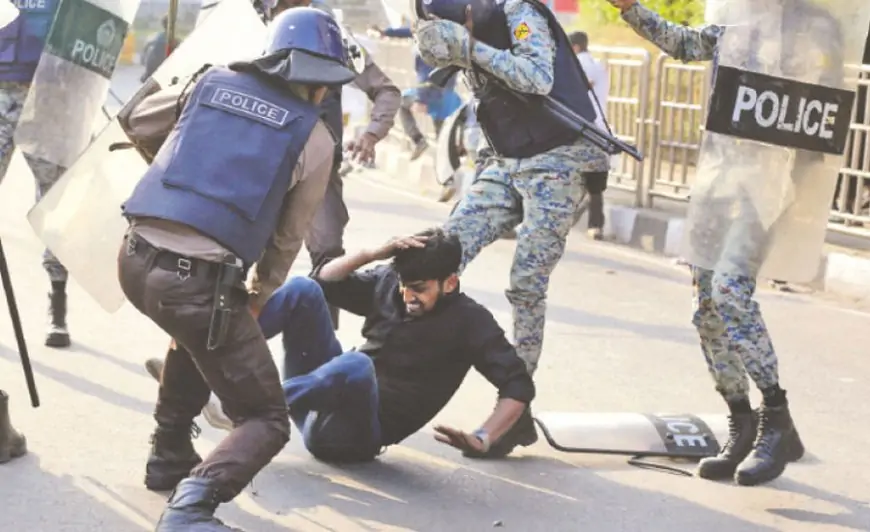 হাদি হত্যার বিচার দাবি শাহবাগ রণক্ষেত্র, পুলিশের লাঠিপেটা