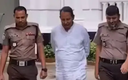 শাস্তির মুখে ইনুকে ‘টেনশন কইরেন না’ বলা সেই ২ পুলিশ সদস্য