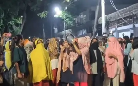 ছাত্ররাজনীতি নিষিদ্ধের দাবিতে মধ্যরাতে ইডেন মহিলা কলেজে বিক্ষোভ