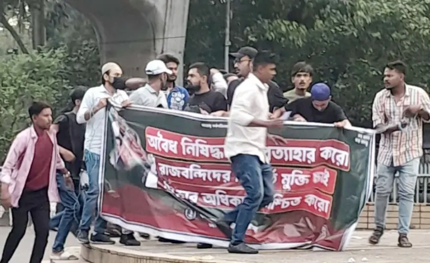 টিএসসিতে ছাত্রলীগের ঝটিকা মিছিল, গাড়িসহ আটক ২