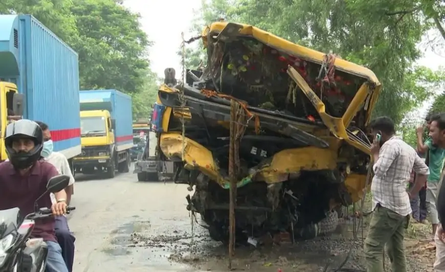 পাথরবোঝাই ট্রাক উলটে প্রাণ গেল দুজনের